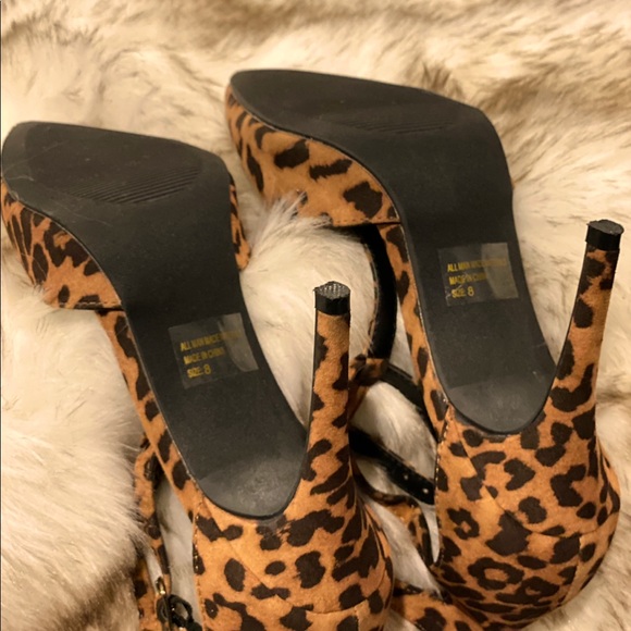 Leopard Print High Heel Pumps with a Pointed Toe . - Picture 10 of 16